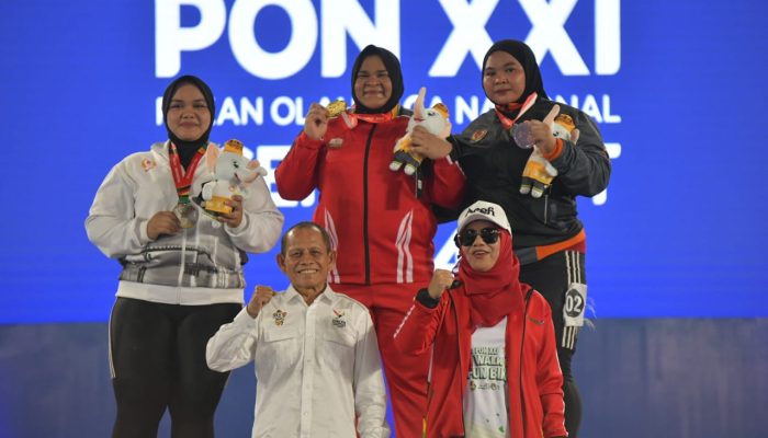 Nurul Akmal Sabet Emas Angkat Besi, Ketua TP PKK Aceh Safriati Kalungkan Medali