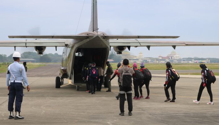TNI AU Kerahkan Pesawat Casa C-212 Dukung Cabor Terjun Payung PON XXI Aceh-Sumut