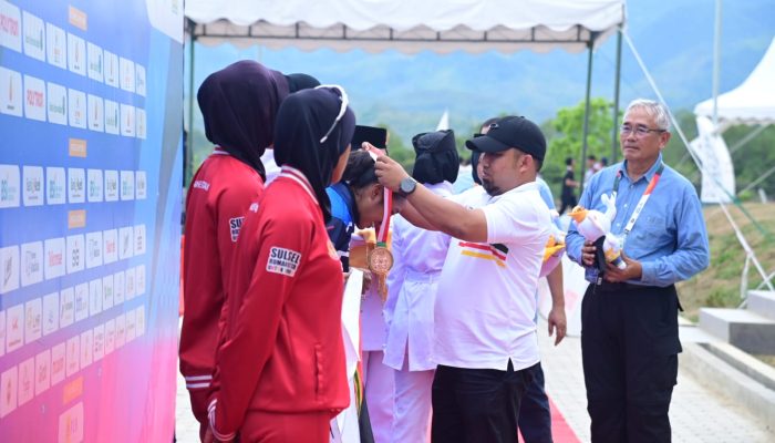 Pj Bupati Iswanto Kalungkan Medali Juara Dayung di Waduk Keuliling