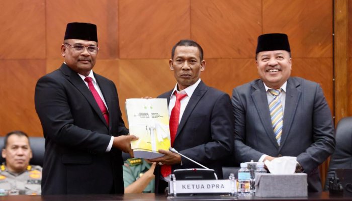 Pj Gubernur Safrizal Serahkan Rancangan Perubahan KUA dan PPAS 2024 kepada DPRA