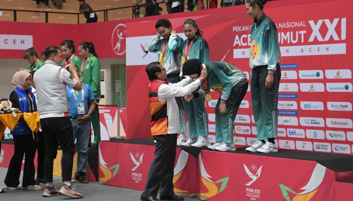 Plh Sekda Aceh Kalungkan Medali Emas untuk Atlet Bola Basket di PON XXI Aceh-Sumut