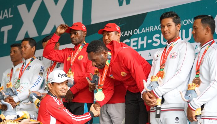 Yusrizal Serahkan Medali untuk Juara Cabor Menembak PON XXI