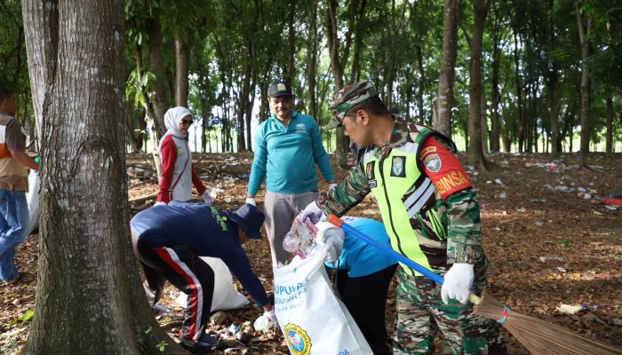 World Clean Up Day, ASN Aceh Besar Gelar Aksi 1 Jam Pungut Sampah di Venue PON XXI Waduk Keliling