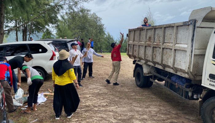 Staf Ahli Bupati Pimpin Aksi Satu Jam Pungut Sampah di Lapangan Golf Lhoknga
