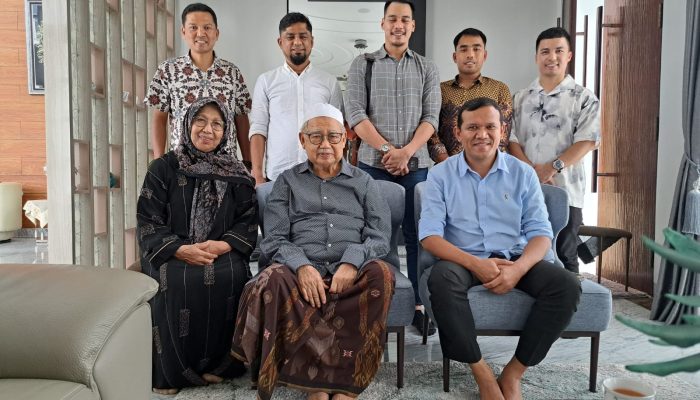 Dek Fadh Silaturahmi dengan Mantan Gubernur Aceh Zaini Abdullah