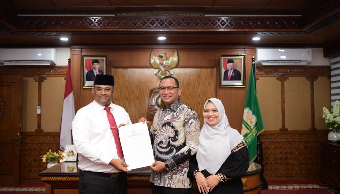 Pj Gubernur Serahkan SK Perpanjangan Pj Bupati Aceh Selatan