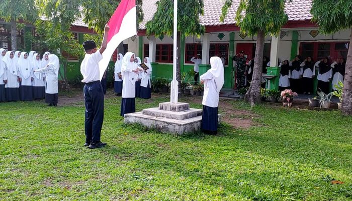Babinsa Koramil Lhoknga Tanamkan Semangat Patriotisme di MTsN 3 Aceh Besar