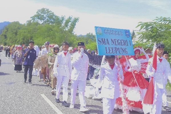 Peringati Hardikda ke-65, Forkopimcam dan Mahasiswa Leupung Gelar Karnaval dan Aneka Lomba