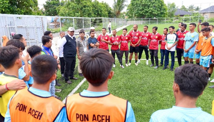 Kunjungi Latihan Tim Sepak Bola PON Aceh, Pj Gubernur Safrizal: Habisi Semua Lawan!
