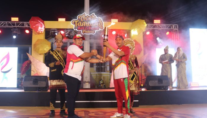 Kirab Api PON XXI Sambangi Arena Aceh Tamiang Art and Food Festival