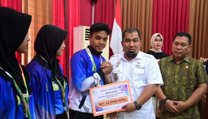 Pj Bupati Aceh Besar Serahkan Bonus untuk Atlet dan Pelatih Popda XVII