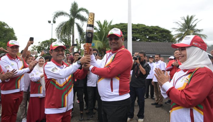 Finish, Pj Gubernur Aceh Terima Obor Api PON dari Pj Wali Kota Banda Aceh