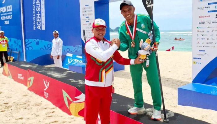 Wakili Pj Bupati, Kadisparpora Aceh Besar Kalungkan Mendali Kepada Atlet Dayung Nomor Stand Up Paddle