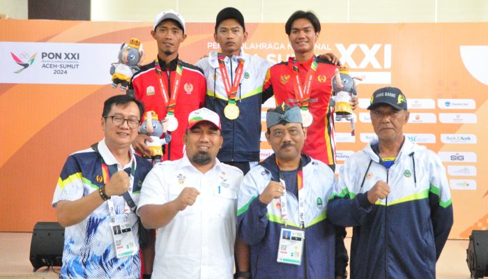 Pj Bupati Aceh Besar Kalungkan Medali Paralayang PON XXI Aceh-Sumut