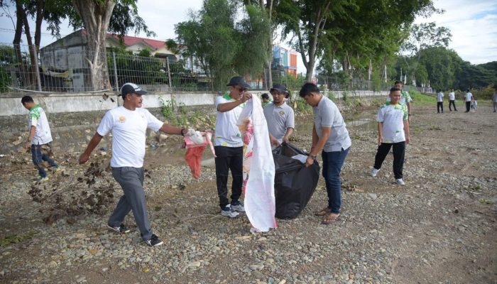 Dalam Rangka WCD, Kadis PMG Aceh Besar Pimpin Aksi Satu Jam Pungut Sampah di Bandara SIM
