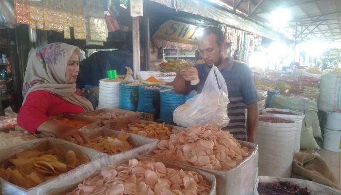 Pedagang Pasar Induk Lambaro Keluhkan Kenaikan Harga Sewa Toko