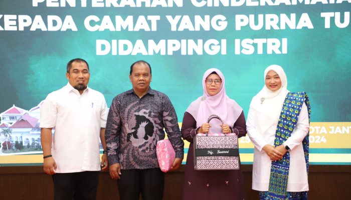 Pj Bupati Aceh Besar Lepas Purna Tugas Camat Baitussalam