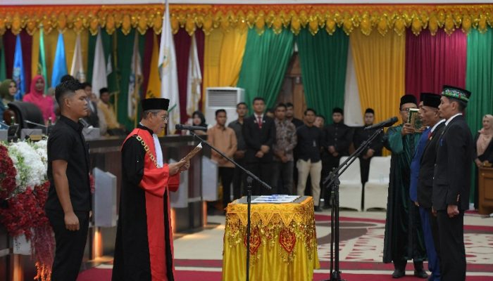 Tiga Pimpinan DPRA Dilantik, Zulfadli Resmi Jabat Ketua