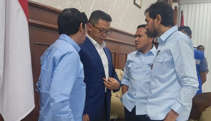 Mualem dan Dek Fadh Sambut Menlu Sugiono di Bandara Sultan Iskandar Muda