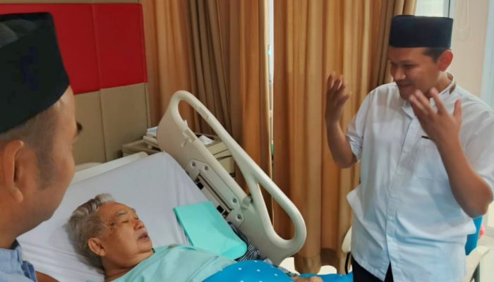 Calon Wagub Dek Fadh Kunjungi Mantan Gubernur Aceh Abu Doto di RSUZA