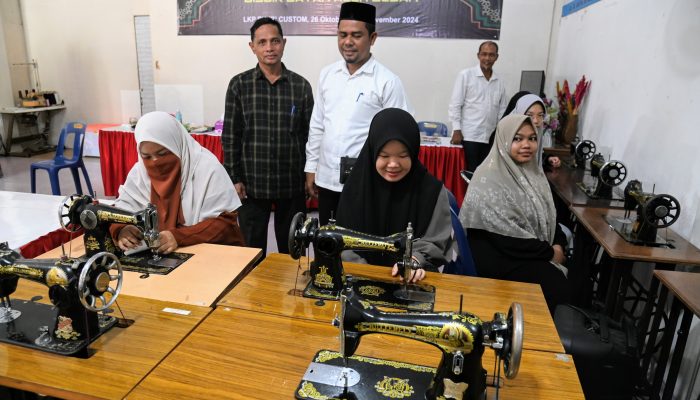 Disdik Dayah Aceh Besar Gelar Pelatihan Menjahit Bagi Santriwati