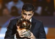Bintang Manchester City, Rodri Meraih Ballon d’Or 2024, Dengan Tongkat Naik ke Atas Podium
