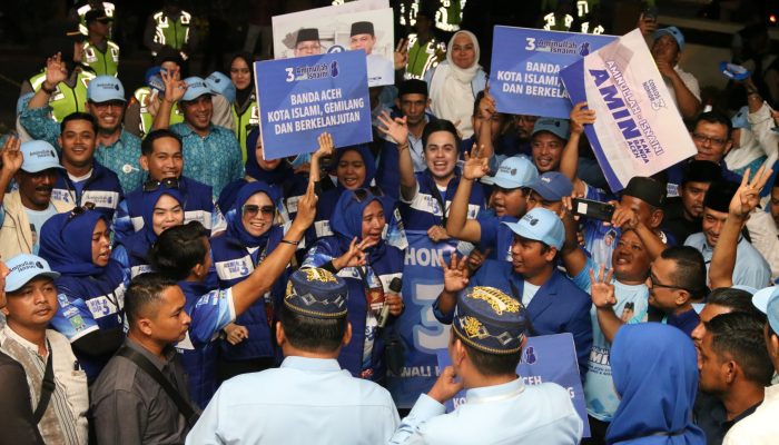 Meriah, Pendukung Pasangan AMIN Padati Halaman Amel Convention Hall