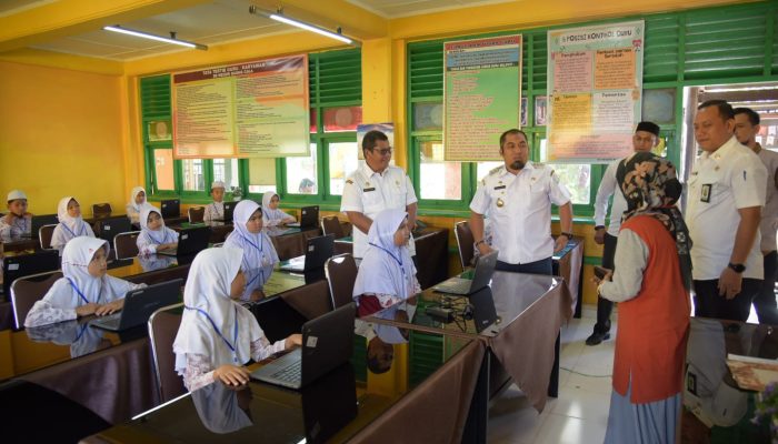Pj Bupati Aceh Besar Tinjau Pelaksanaan ANBK Tingkat SD
