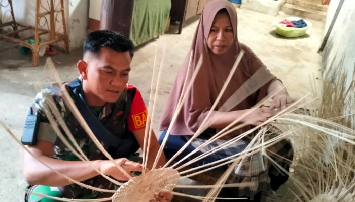 Perkuat Ekonomi Kreatif, Babinsa Weuraya Koramil Lhoknga Temui Pengrajin Rotan