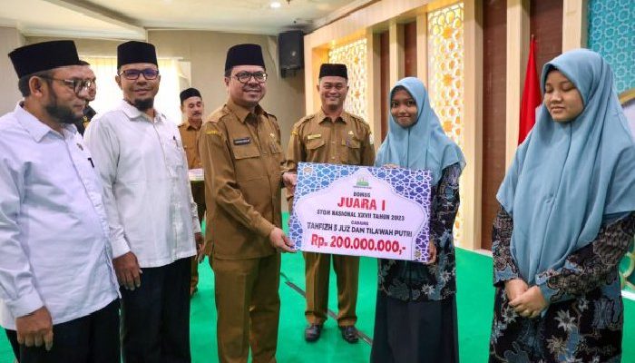 Pj Sekda Serahkan Bonus Ratusan Juta untuk Juara STQH Nasional dari Aceh