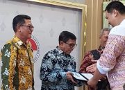 Ketum PWI Hendry Ch Bangun Terima Penghargaan dari Kemenpora