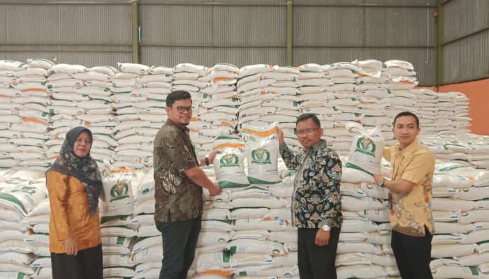 Jelang Penyaluran Bantuan Beras, Kadis Pangan Aceh Besar Sambangi Gudang Bulog