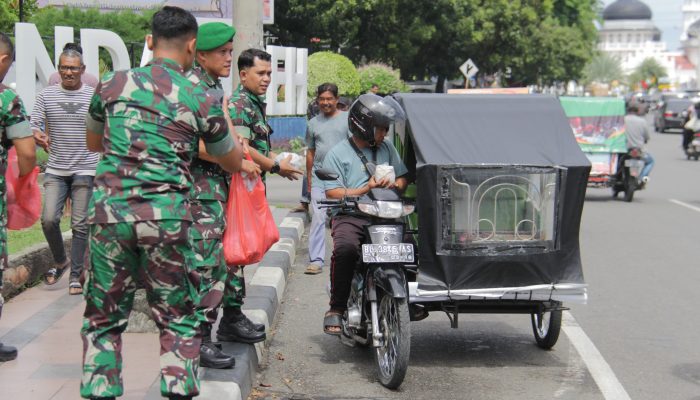 Anggota Kodim 0101/KBA Bagikan Nasi untuk Warga