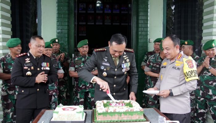 Sinergi Luar Biasa! Polri dan TNI Bersatu di Makodim 0101/KBA, Rayakan HUT ke-79 TNI dengan Penuh Keakraban