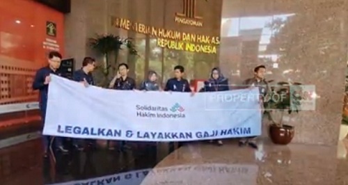 Bukan Hanya Rakyat Kecil, Hakim Pengadilan Negeri Ternyata Juga Ambil Pinjol