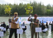 Pj Gubernur Aceh bersama Kepala BNPB Tanam Mangrove di Kuala Cangkoi