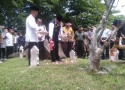 Pj Gubernur Safrizal bersama Kepala BNPB Tabur Bunga di Kuburan Massal Ulee Lheue
