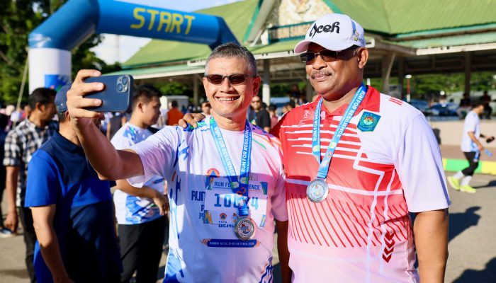 Pj Gubernur Aceh Kalungkan Medali untuk Juara Run For Resilience Peringatan Bulan PRB 2024