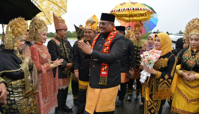 Kunker ke Simeulue, Pj Gubernur Safrizal Pimpin Upacara HUT Kabupaten