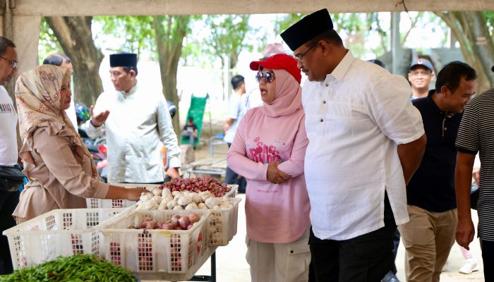 Pj Gubernur Safrizal dan Istri Icip-icip Produk UMKM di Pasar Tani di SHB