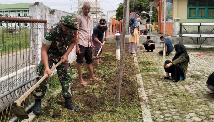 Babinsa Empee Tanong dan Warga Binaan Galakkan Gotong Royong