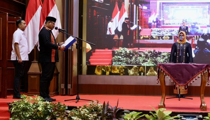 Pj Gubernur Safrizal Kukuhkan Safriati sebagai Pj Ketua Dekranasda, Bunda PAUD, dan Ketua Forikan Aceh