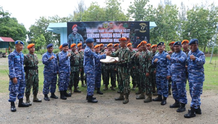 Danlanud SIM dan Pejabat List A Berikan Kejutan HUT ke-77 Kopasgat untuk Kompi Senapan C Yonko 469