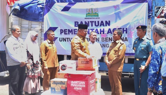 Pj Gubernur Safrizal Serahkan Bantuan Korban Angin Kencang di Sabang