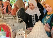 Pj Ketua Dekranasda Aceh Besar Dampingi Dekranasda Aceh Bina dan Nilai Sentra Kerajinan Rotan di Gampong Kueh-Lhoknga