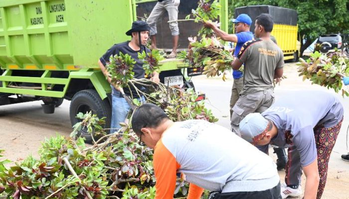 Pemkab Aceh Besar Gelar Aksi Satu Jam Pungut Sampah di Kawasan KIA Ladong