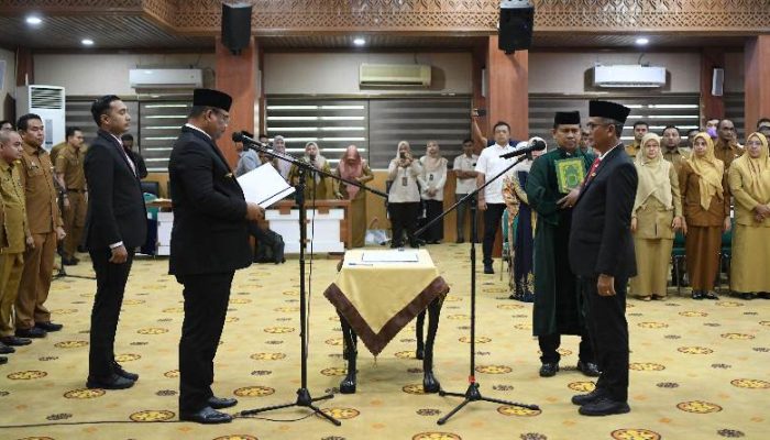 Pj Gubernur Safrizal Lantik Sekretaris DPRA dan Serahkan SK Plt Sekda Aceh Beserta Sejumlah Pejabat Sementara