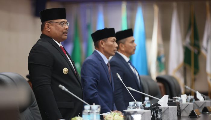 Pj Gubernur Safrizal Hadiri Paripurna Penetapan Pimpinan DPRA Periode 2024-2029