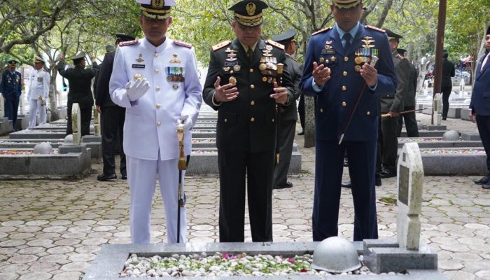 Peringatan HUT Ke-79 TNI, Pangdam IM Pimpin Ziarah Nasional di Makam Pahlawan