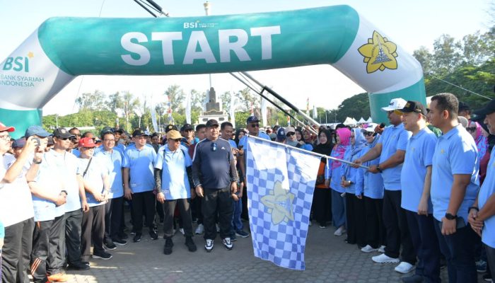Pj Gubernur Safrizal Lepas Jalan Santai dan Meriahkan Hari Keluarga USK ke-63